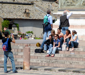 Students sitting on steps of Cathedral in Orvieto, IT / (c) 2007 Ted Grellner Students sitting on steps of Cathedral in Orvieto, IT / (c) 2007 Ted Grellner